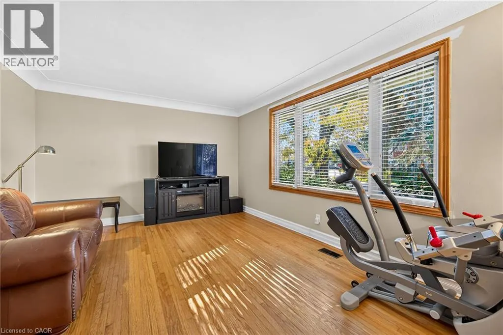 6 SANDRINGHAM Avenue