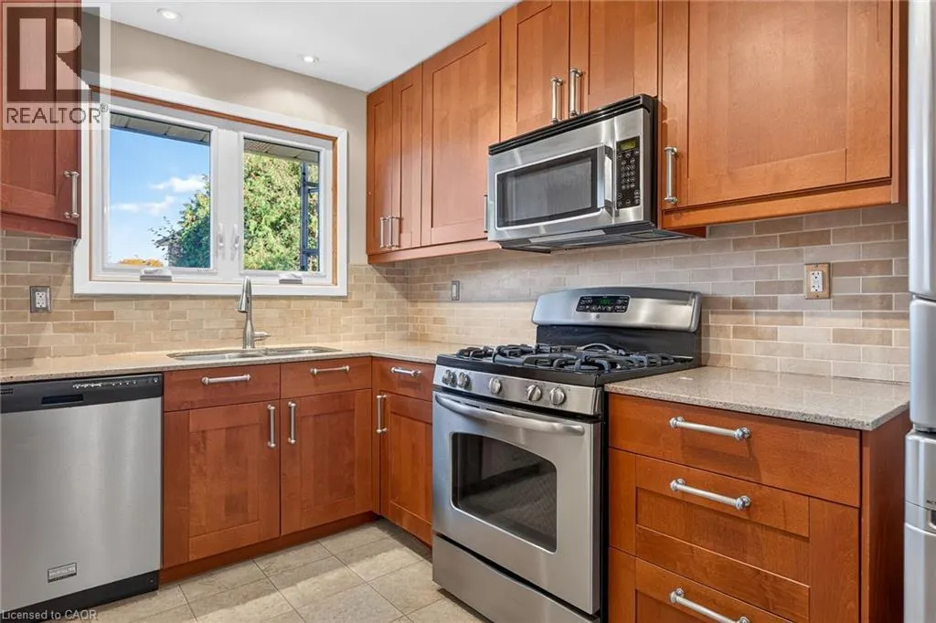 6 SANDRINGHAM Avenue