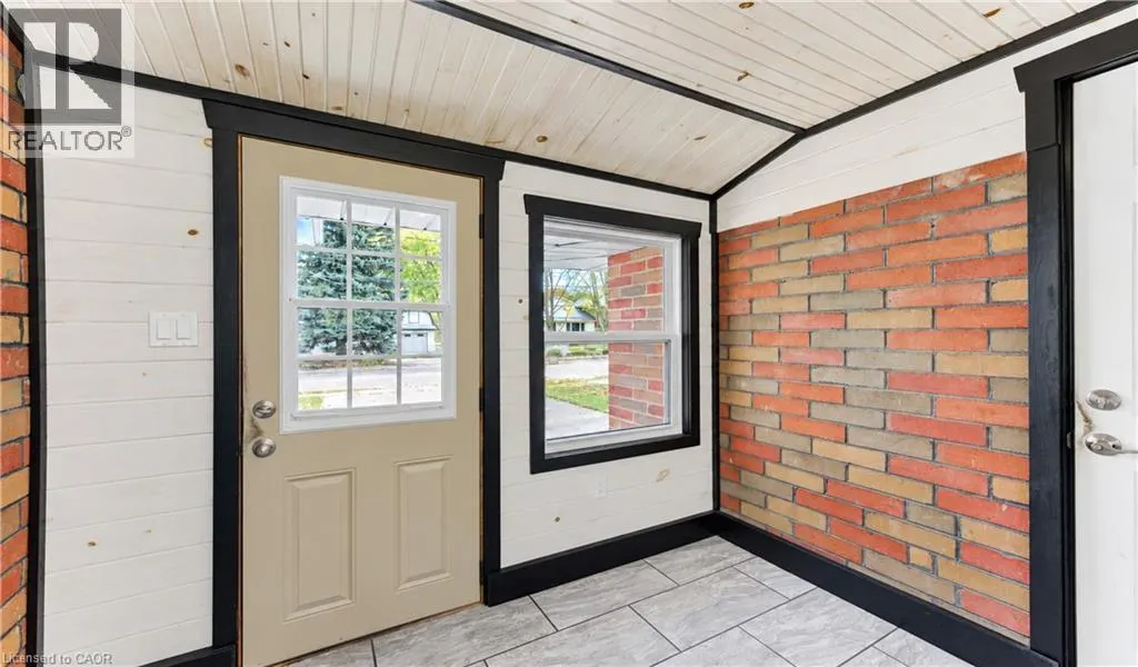 16 SNYDER Avenue S
