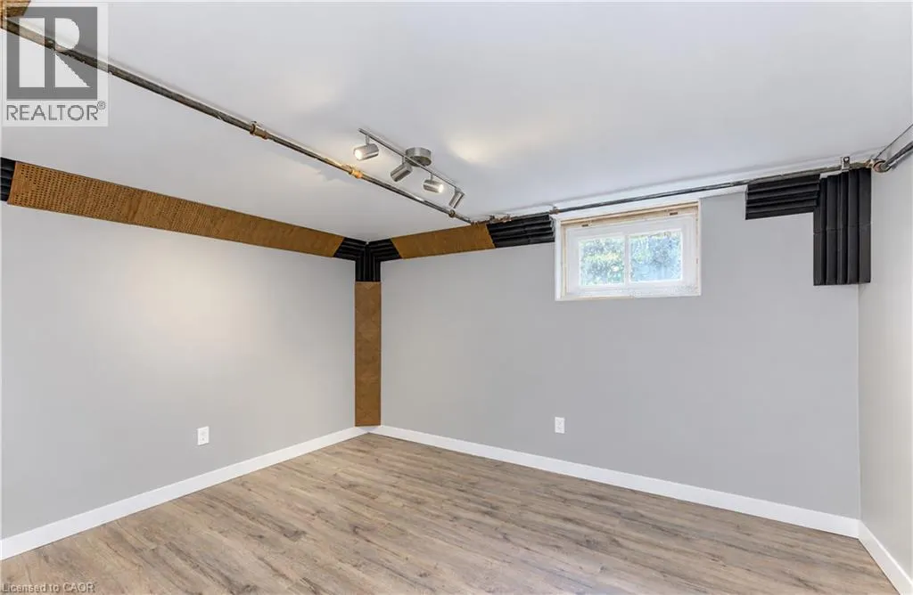 16 SNYDER Avenue S