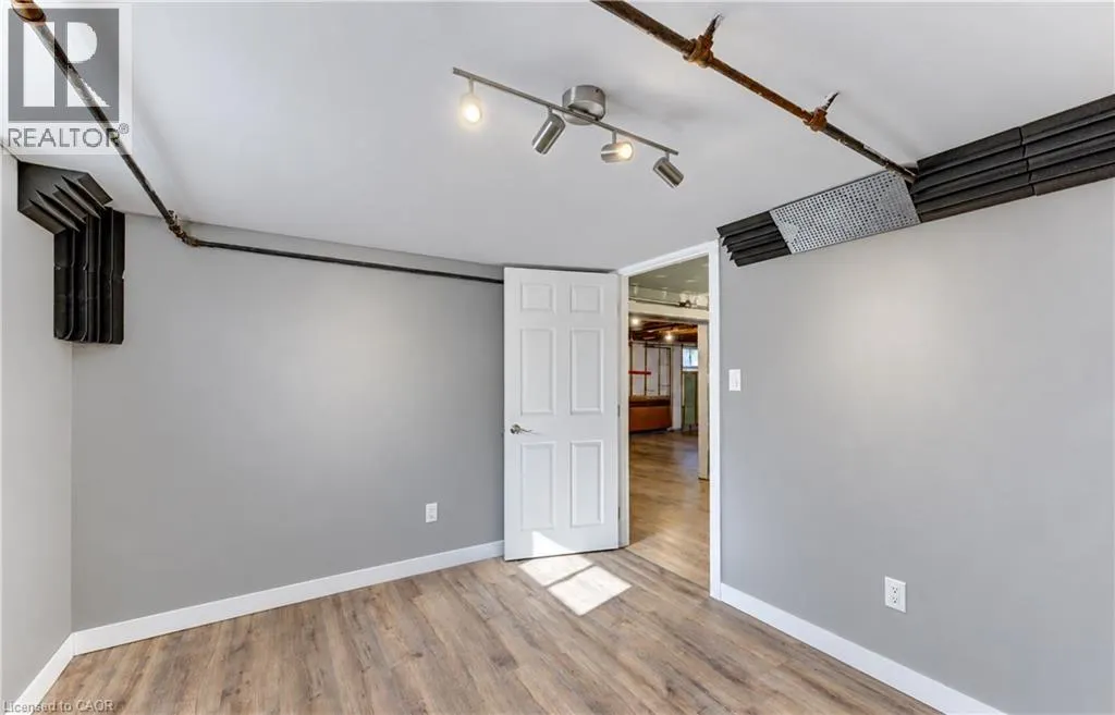 16 SNYDER Avenue S