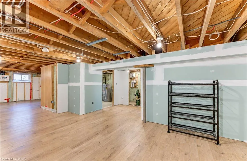 16 SNYDER Avenue S