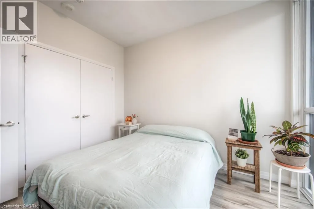 60 CHARLES Street W Unit# 307 #307
