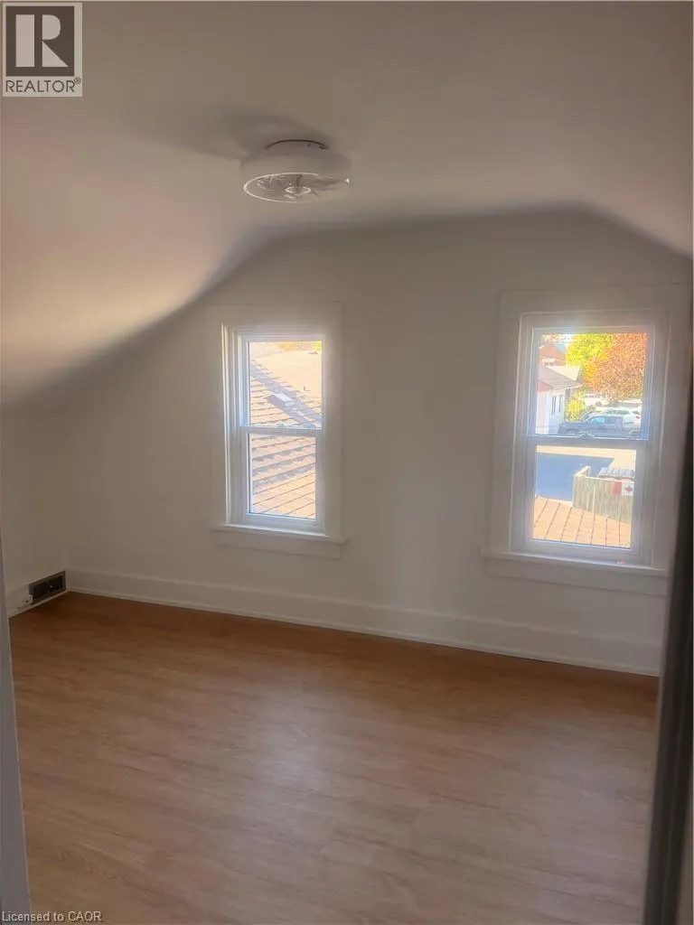 252 QUEENSWAY Drive W