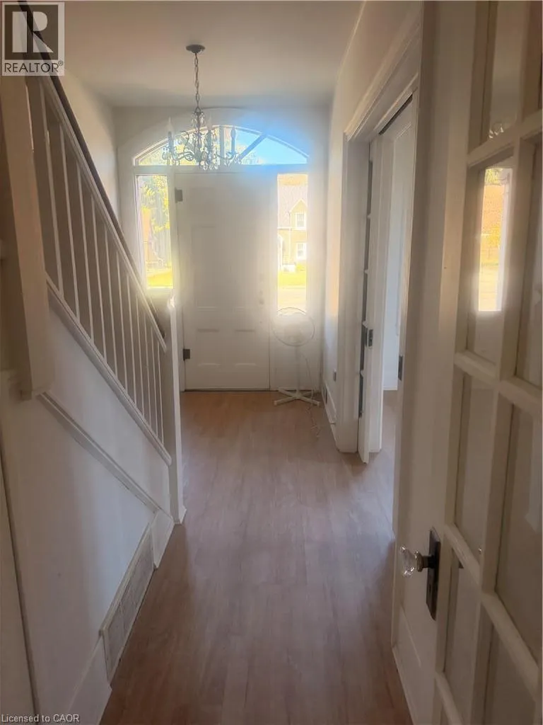252 QUEENSWAY Drive W