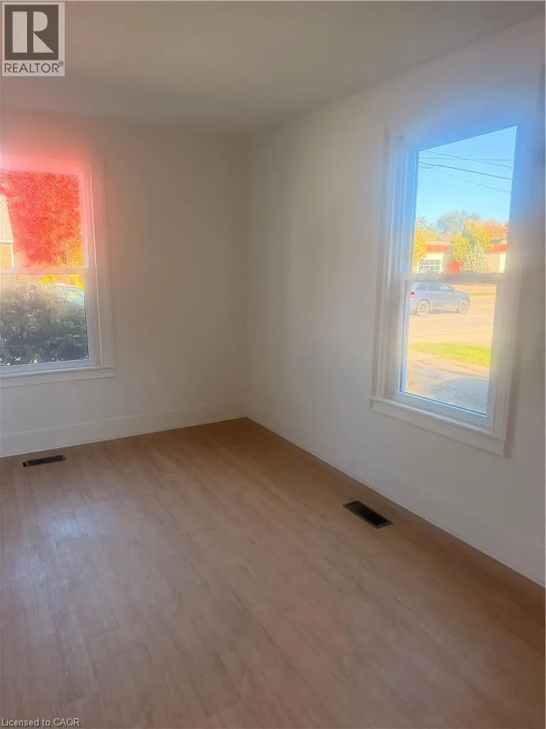 252 QUEENSWAY Drive W