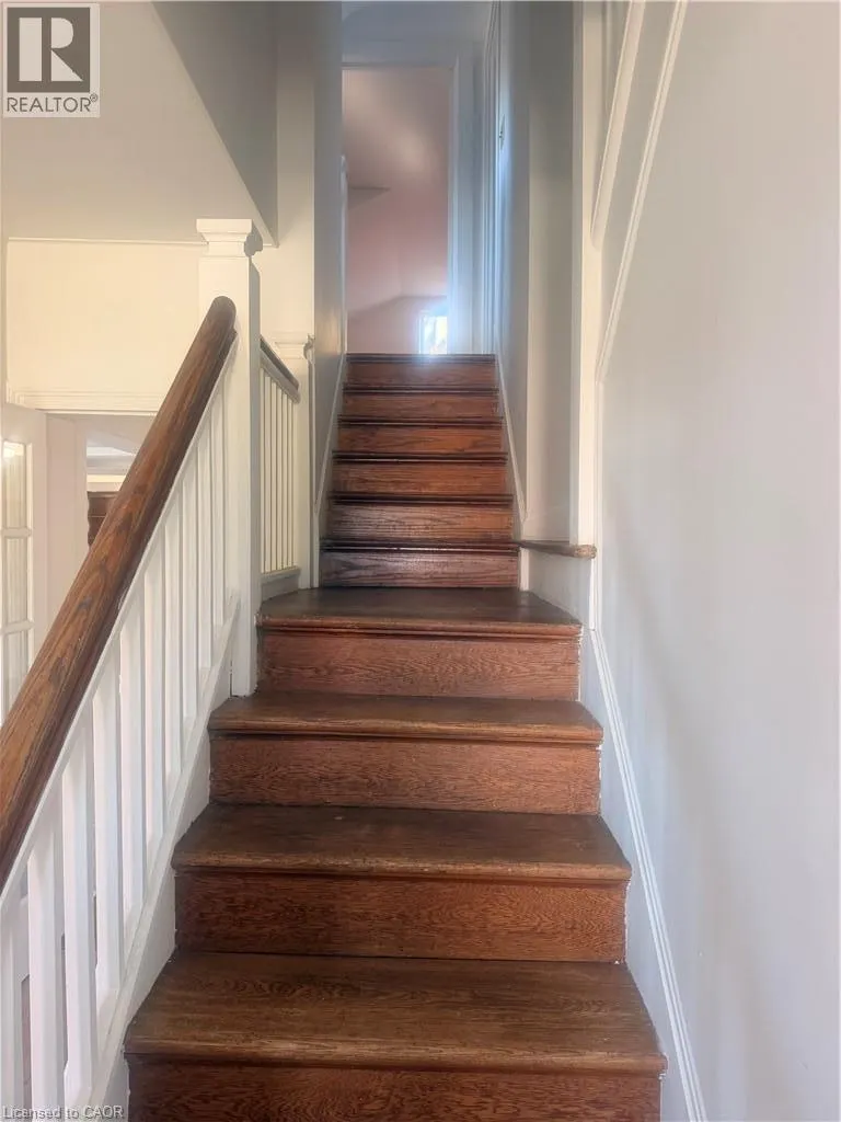 252 QUEENSWAY Drive W