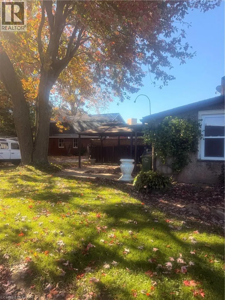 252 QUEENSWAY Drive W
