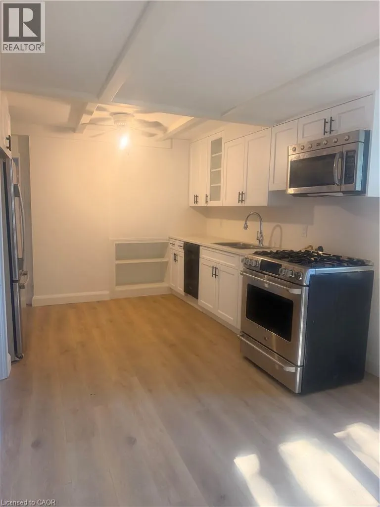 252 QUEENSWAY Drive W