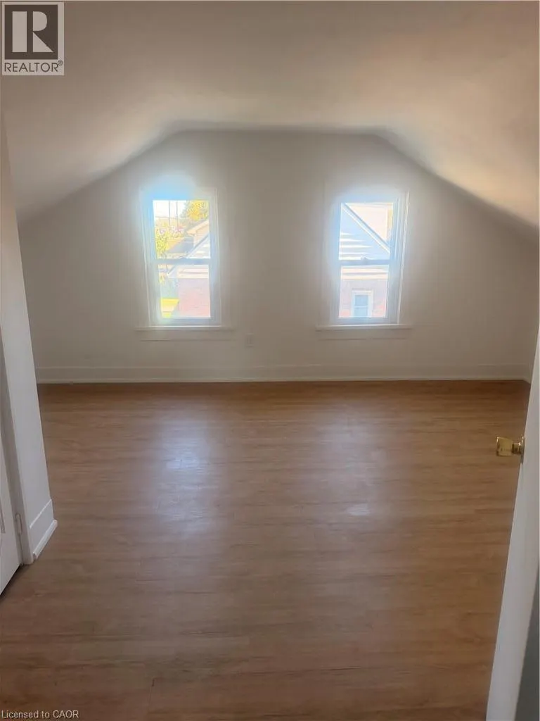 252 QUEENSWAY Drive W