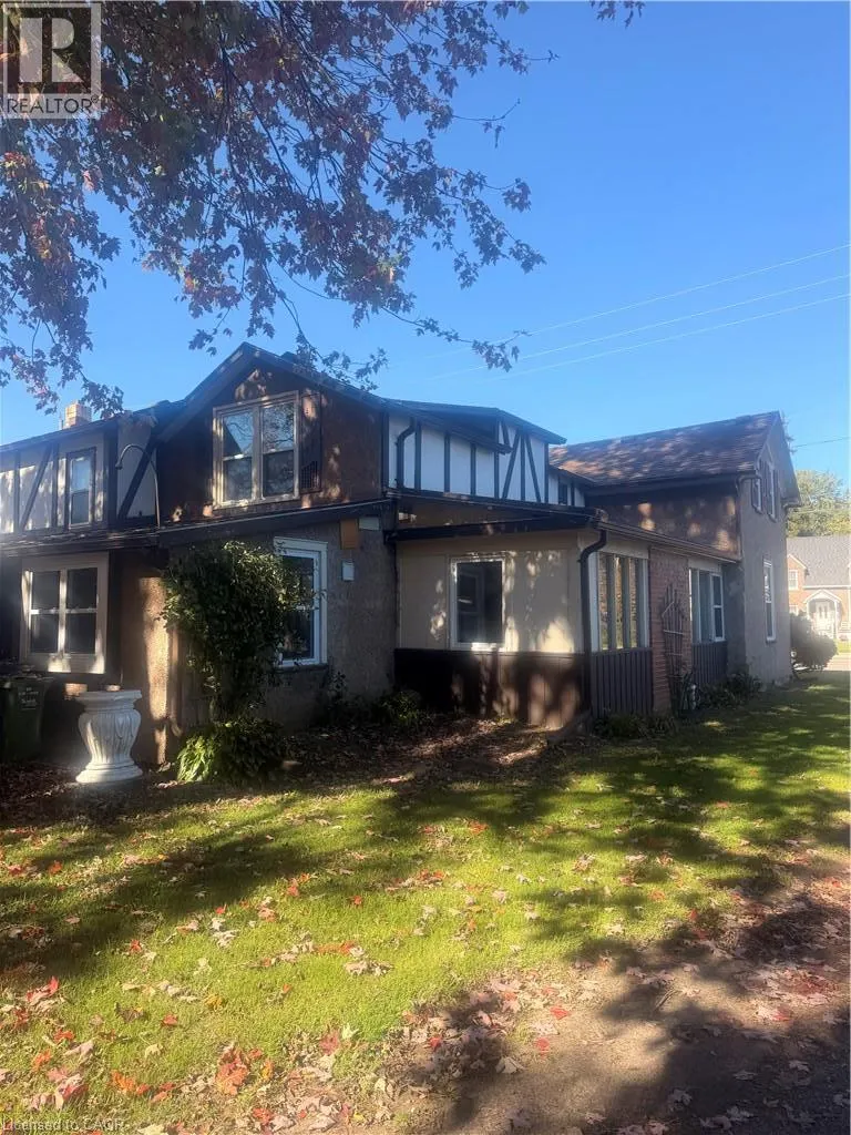 252 QUEENSWAY Drive W