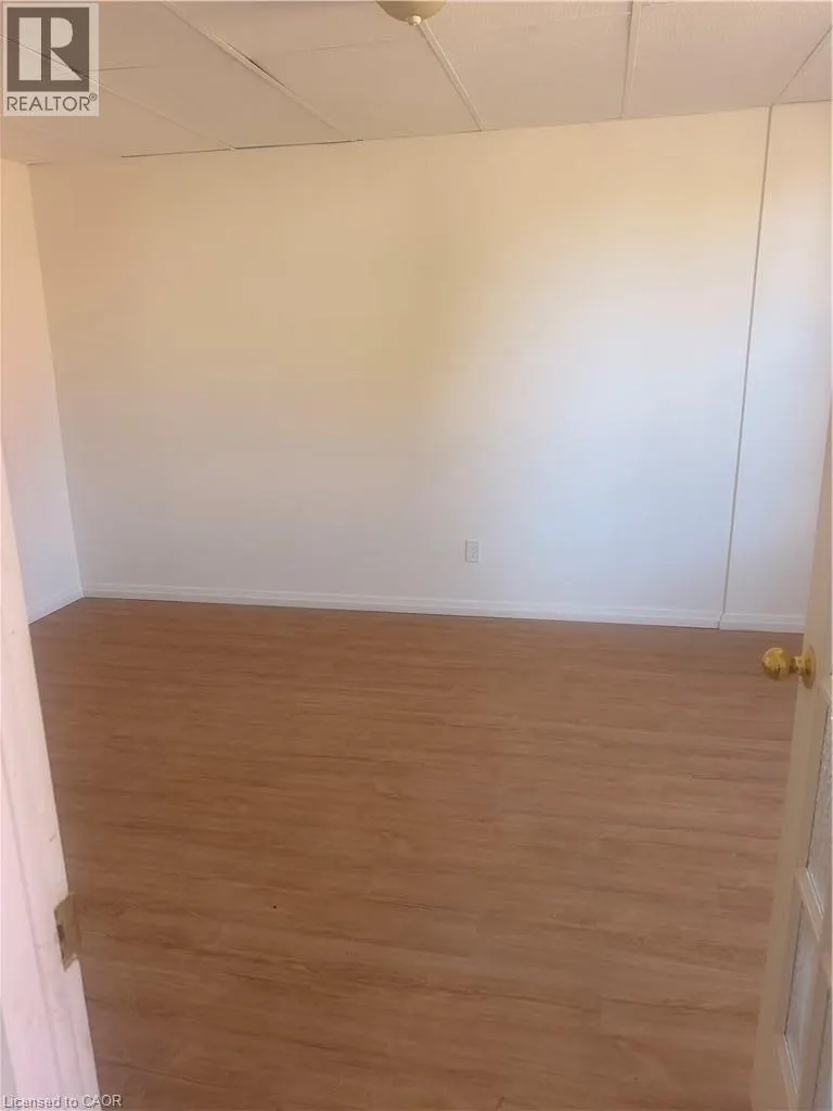 252 QUEENSWAY Drive W