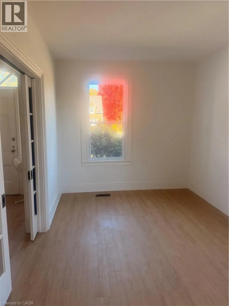 252 QUEENSWAY Drive W