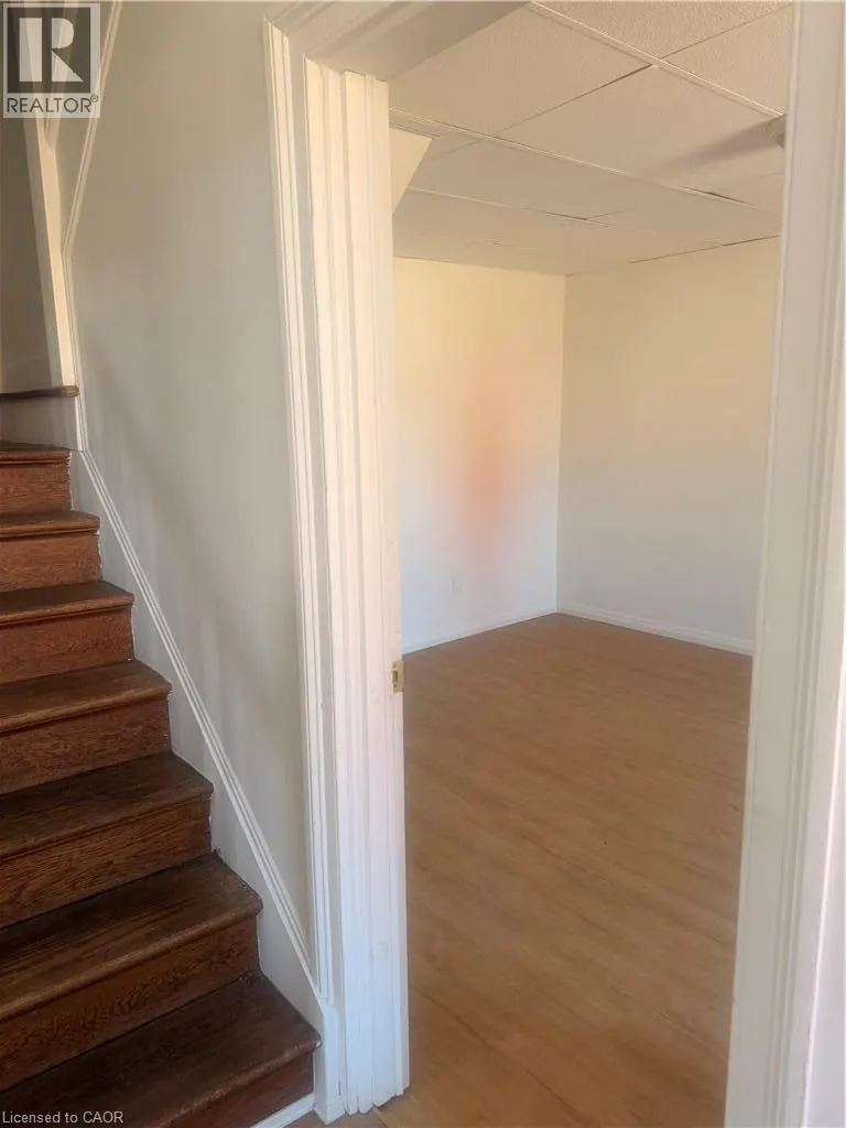 252 QUEENSWAY Drive W