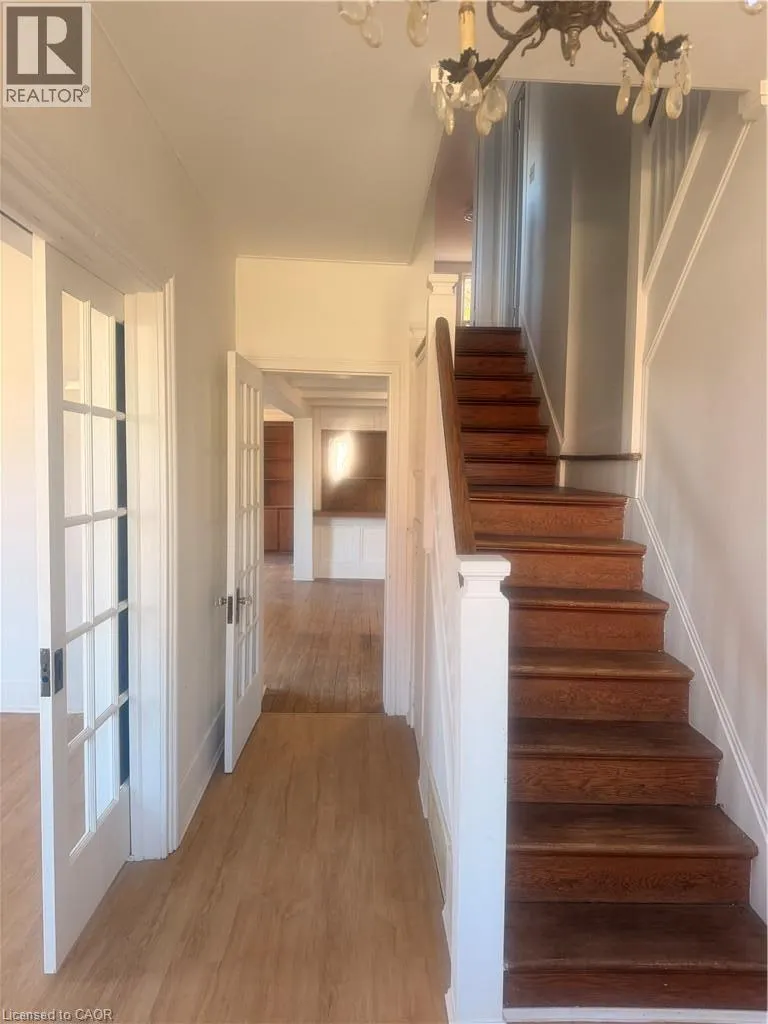 252 QUEENSWAY Drive W