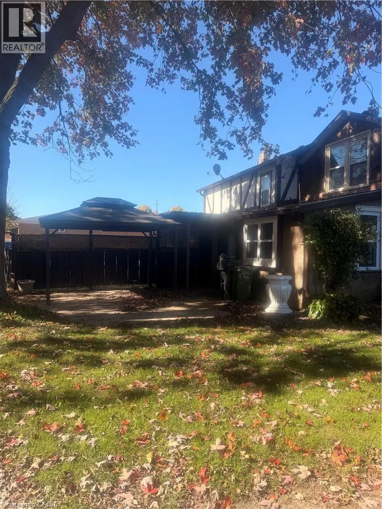 252 QUEENSWAY Drive W