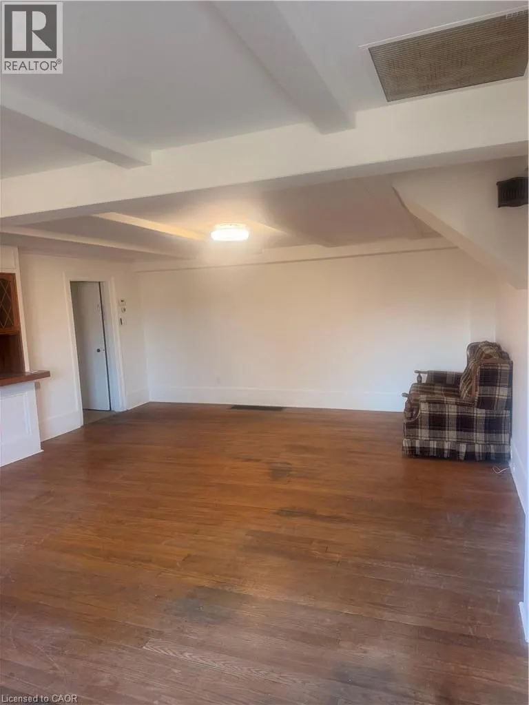 252 QUEENSWAY Drive W