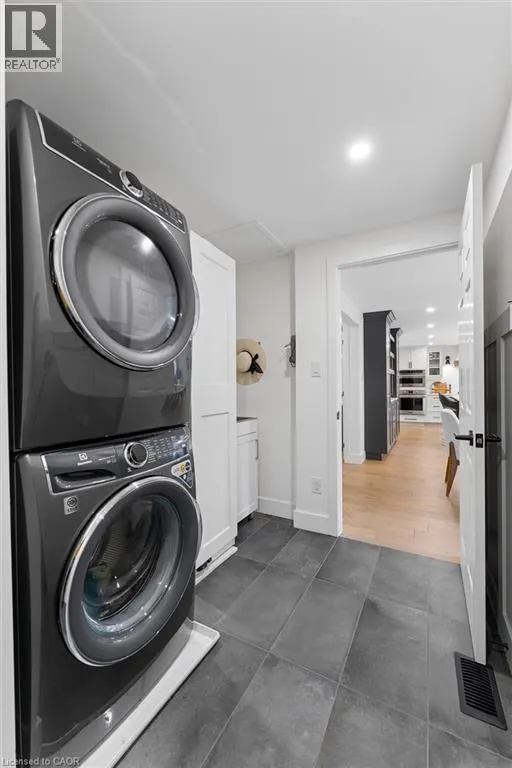 128 SUNPOINT Crescent