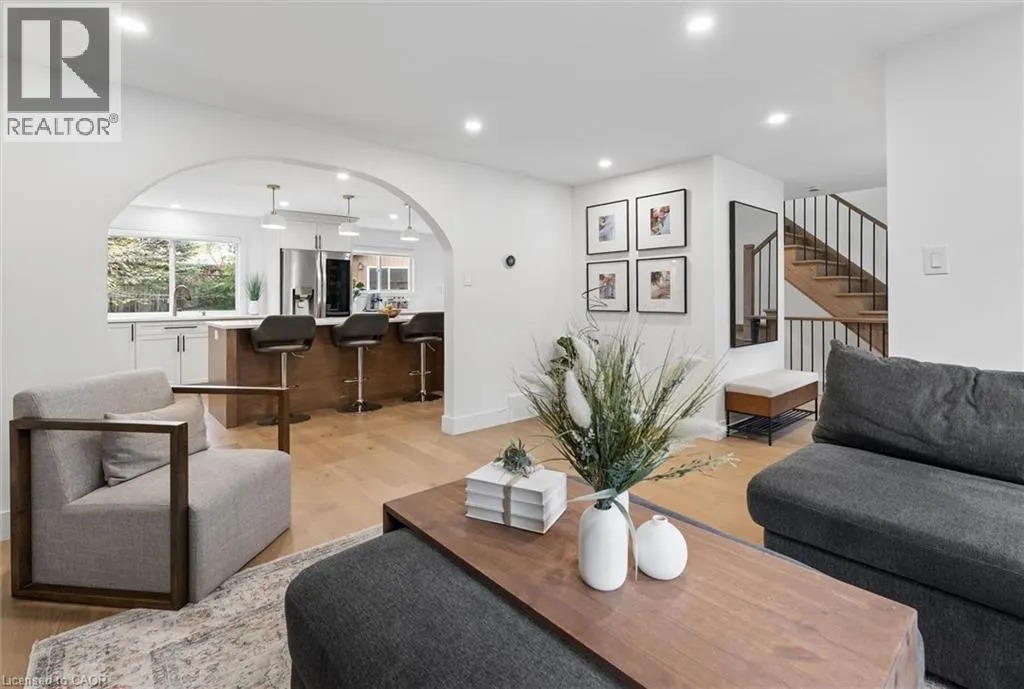 128 SUNPOINT Crescent
