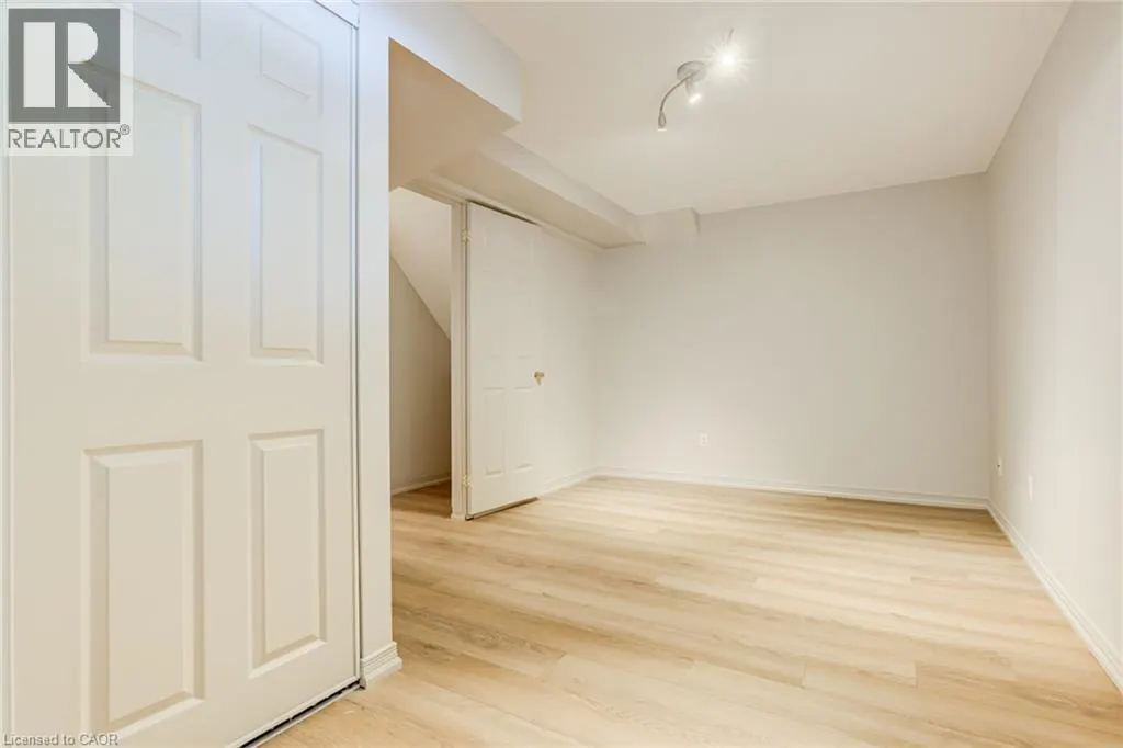 346 UNIVERSITY DOWNS Crescent