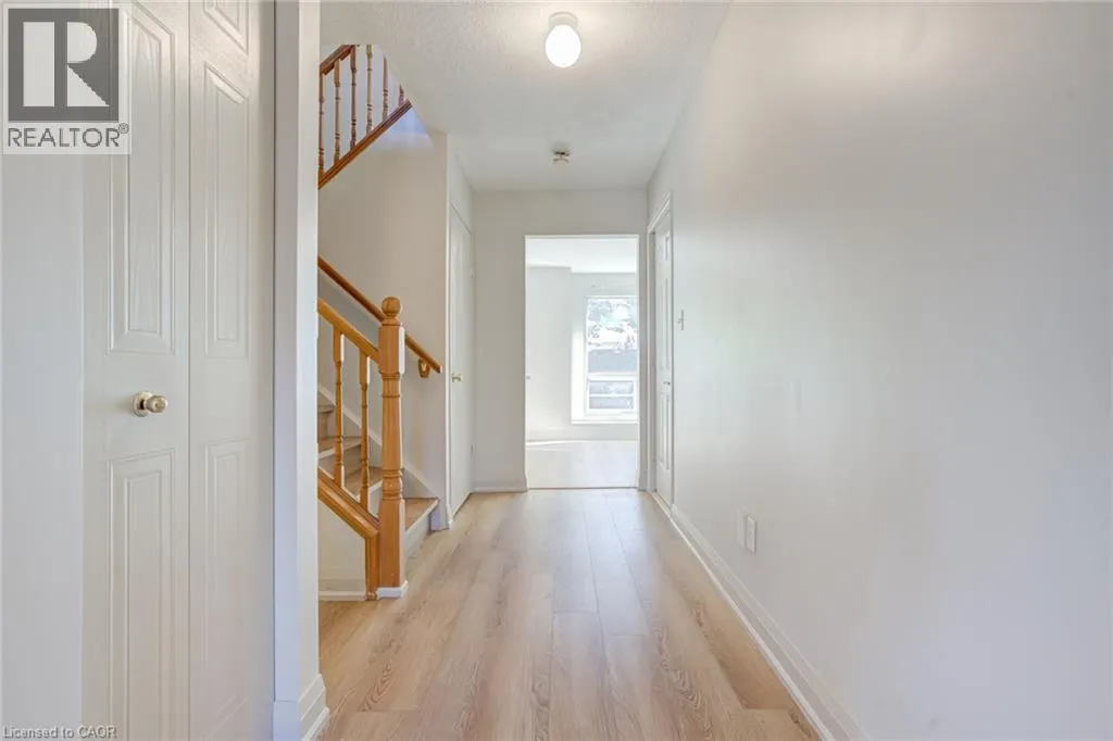 346 UNIVERSITY DOWNS Crescent