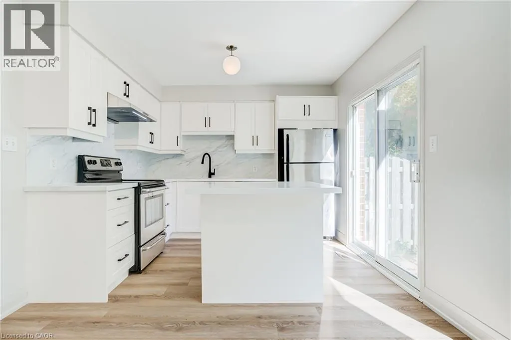 346 UNIVERSITY DOWNS Crescent