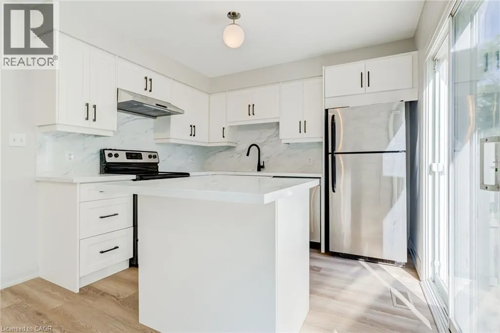 346 UNIVERSITY DOWNS Crescent