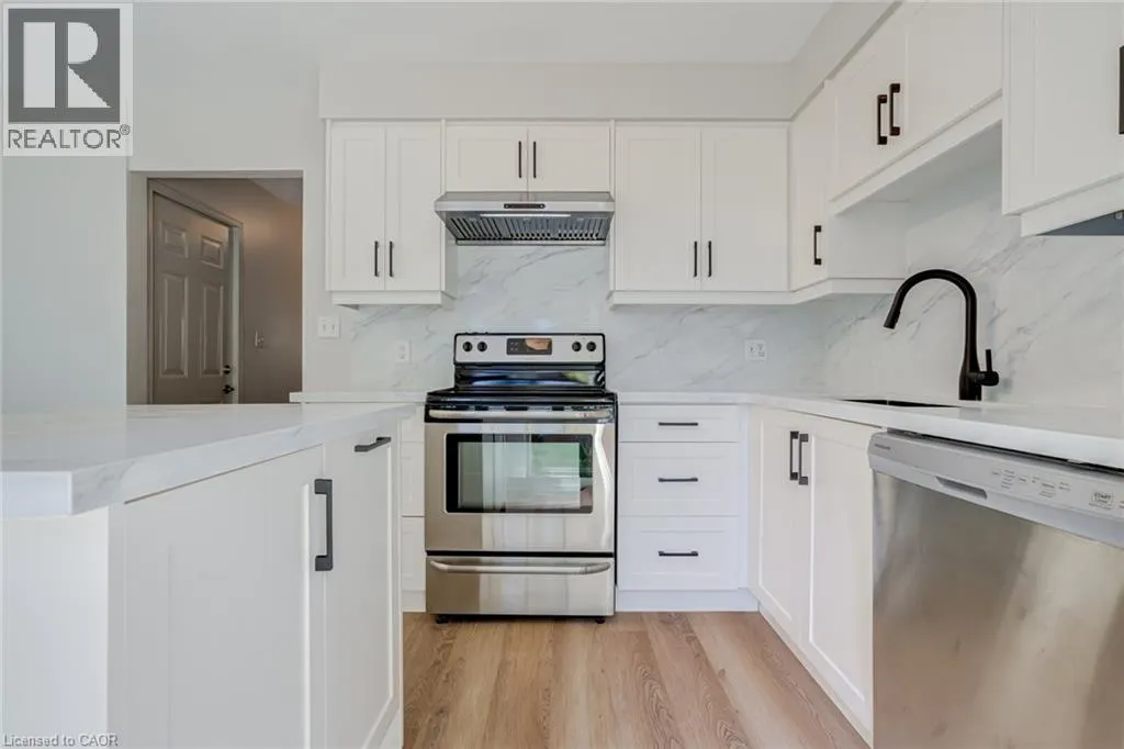 346 UNIVERSITY DOWNS Crescent