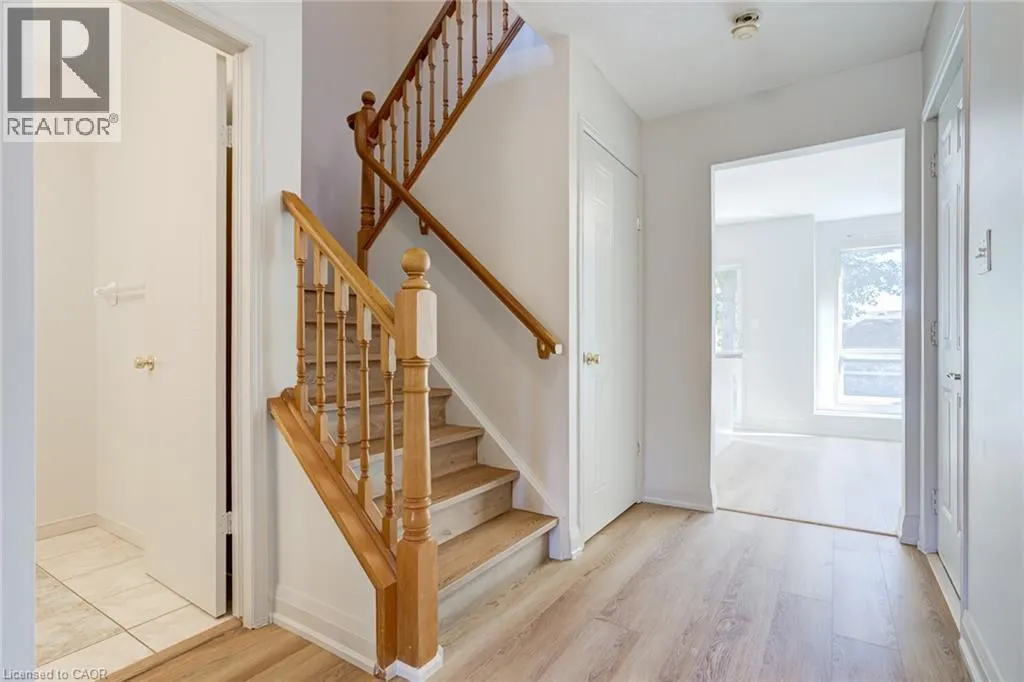 346 UNIVERSITY DOWNS Crescent