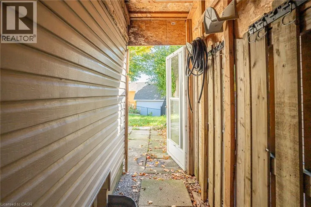 346 UNIVERSITY DOWNS Crescent