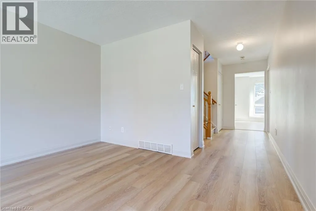 346 UNIVERSITY DOWNS Crescent
