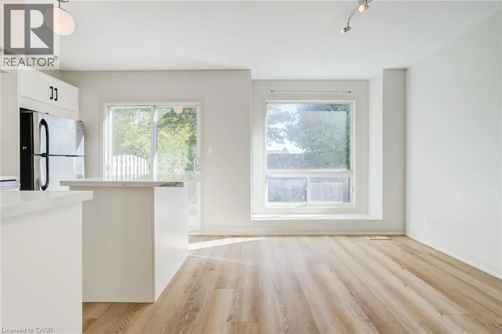 346 UNIVERSITY DOWNS Crescent