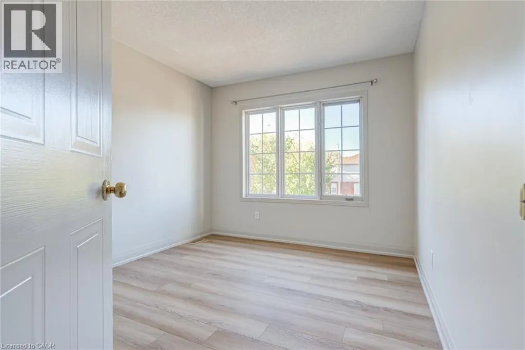 346 UNIVERSITY DOWNS Crescent