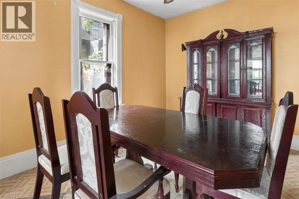 427 DUKE Street W