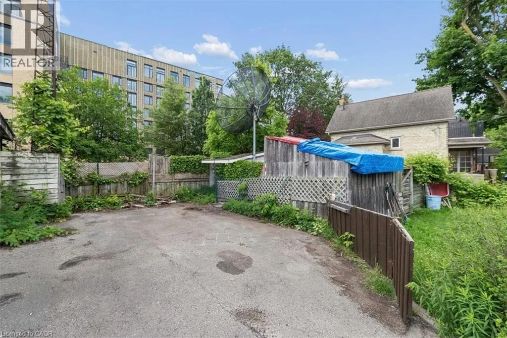 427 DUKE Street W