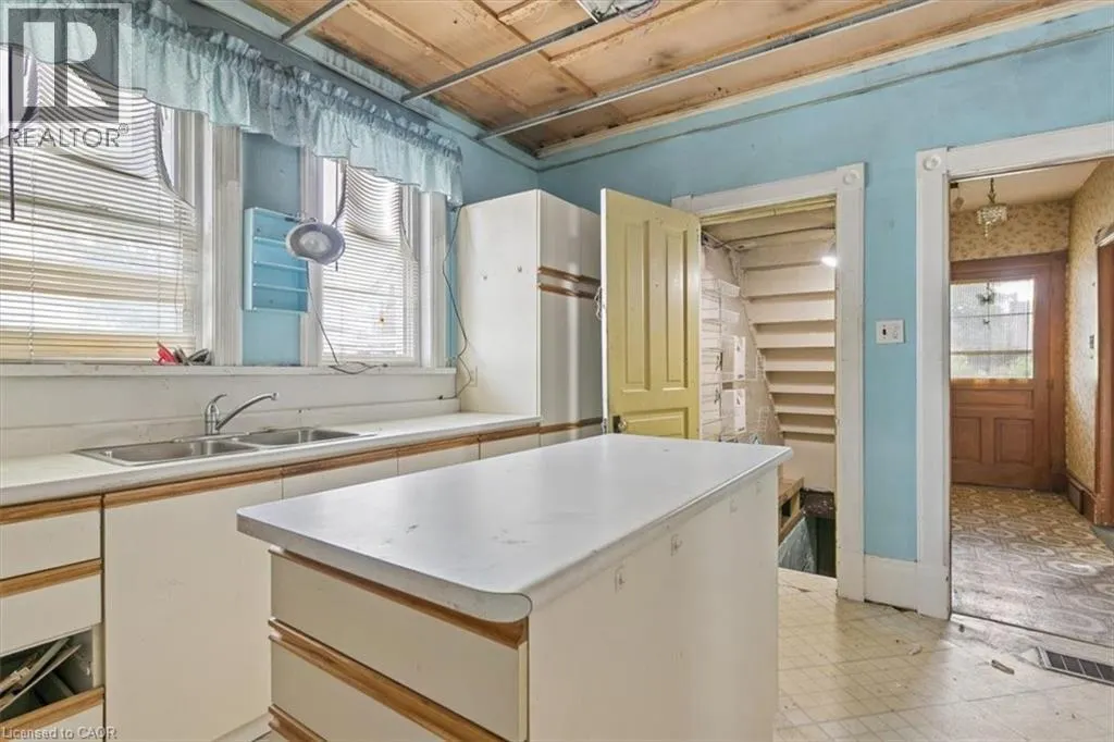 427 DUKE Street W