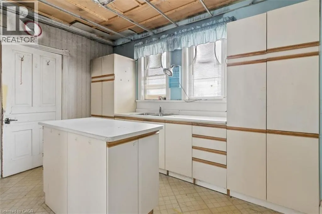 427 DUKE Street W