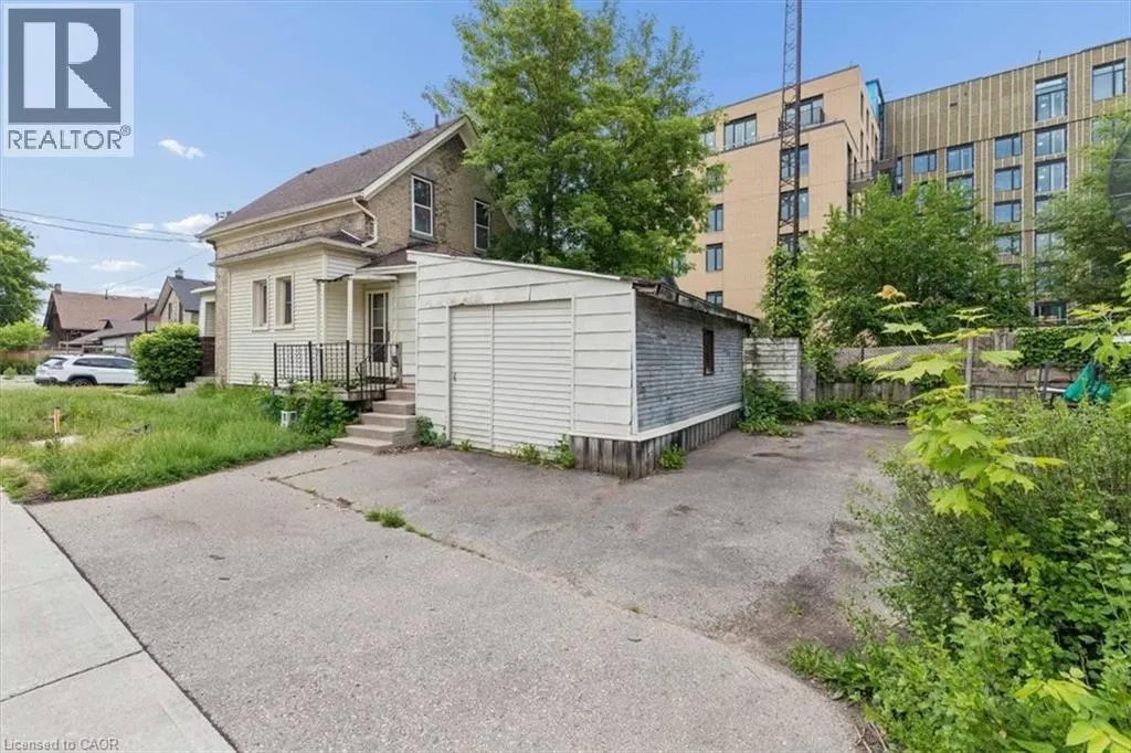 427 DUKE Street W