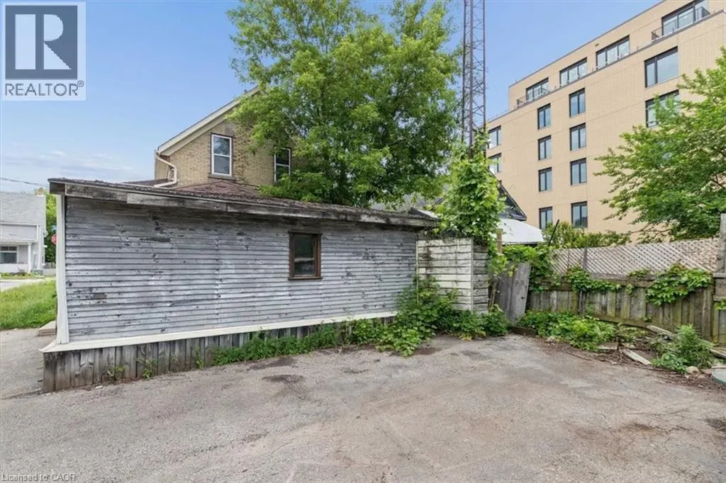 427 DUKE Street W