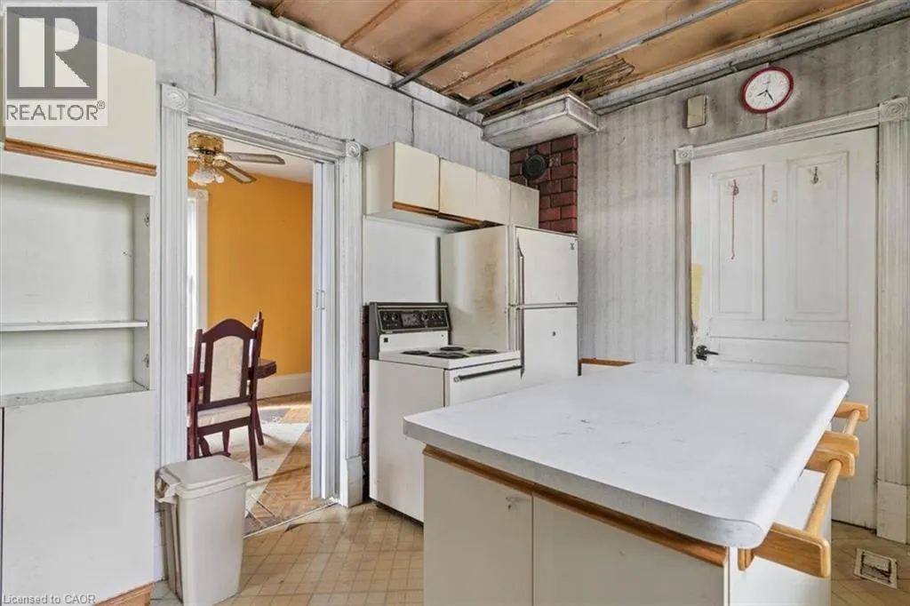 427 DUKE Street W