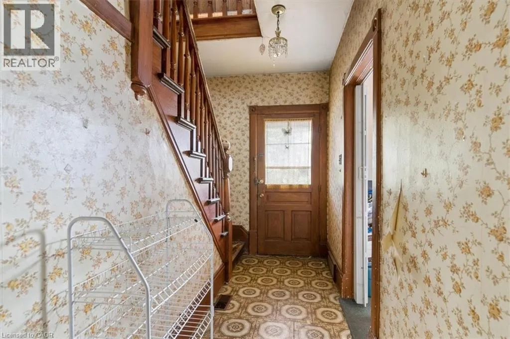 427 DUKE Street W