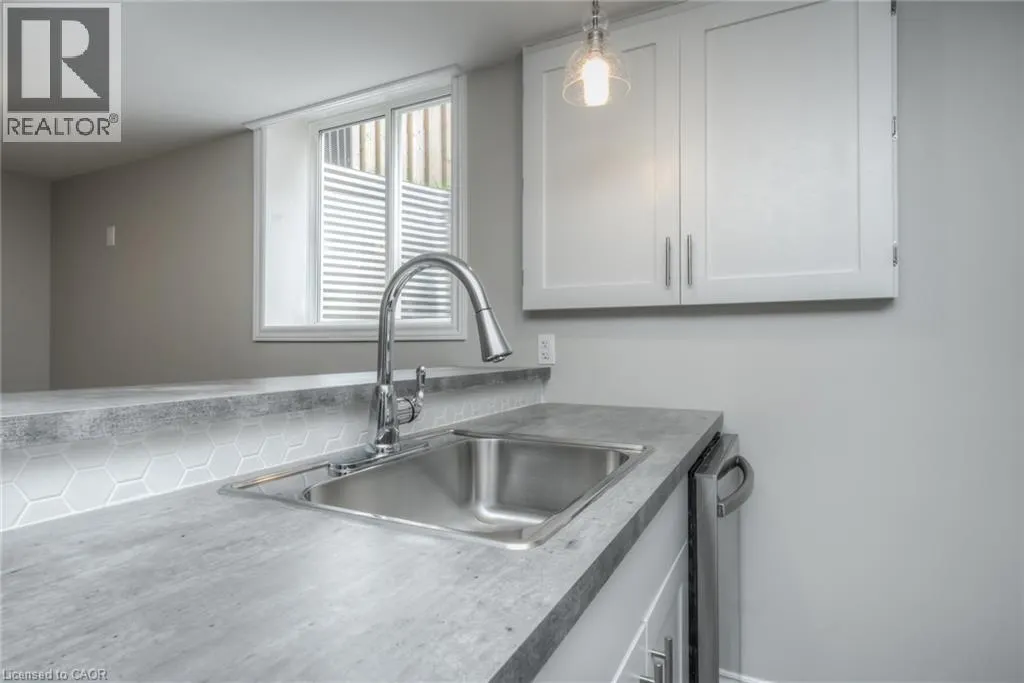 223 HIGHVIEW Drive Unit# Lower #Lower