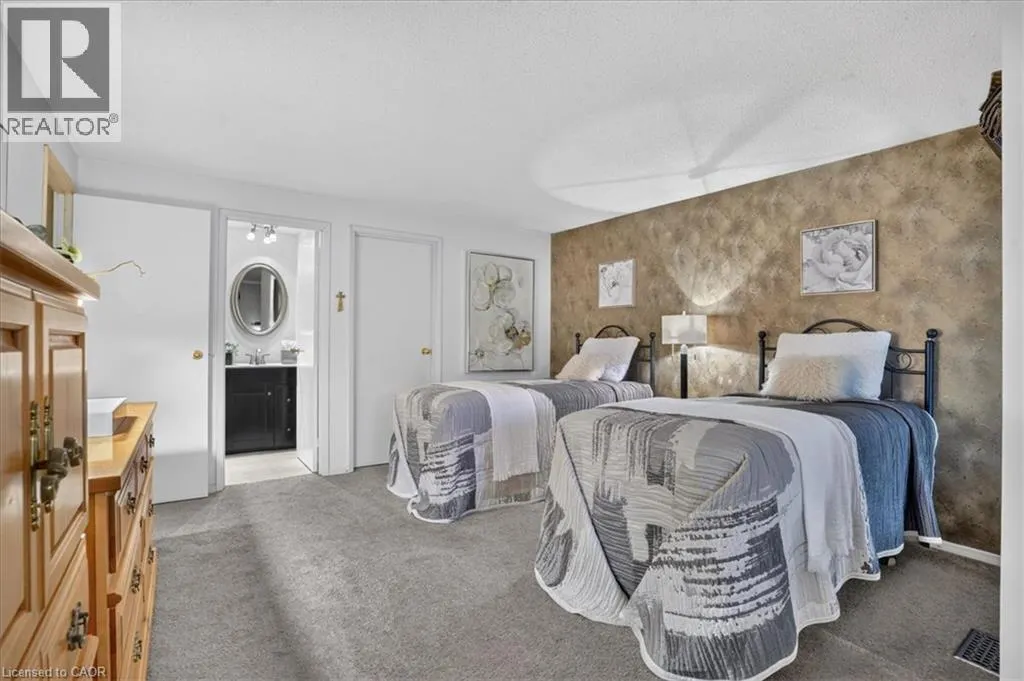250 KINGSWOOD Drive Unit# 6 #6