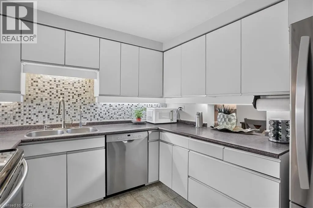 250 KINGSWOOD Drive Unit# 6 #6
