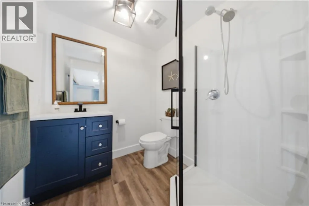 11 DUNDAS Street W
