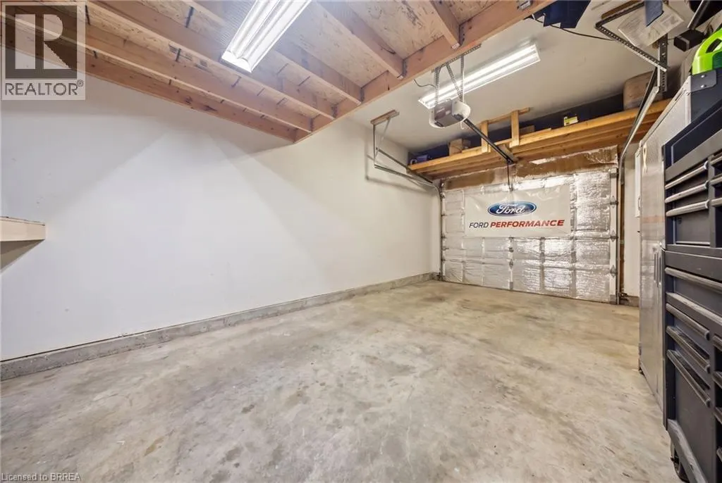 11 DUNDAS Street W