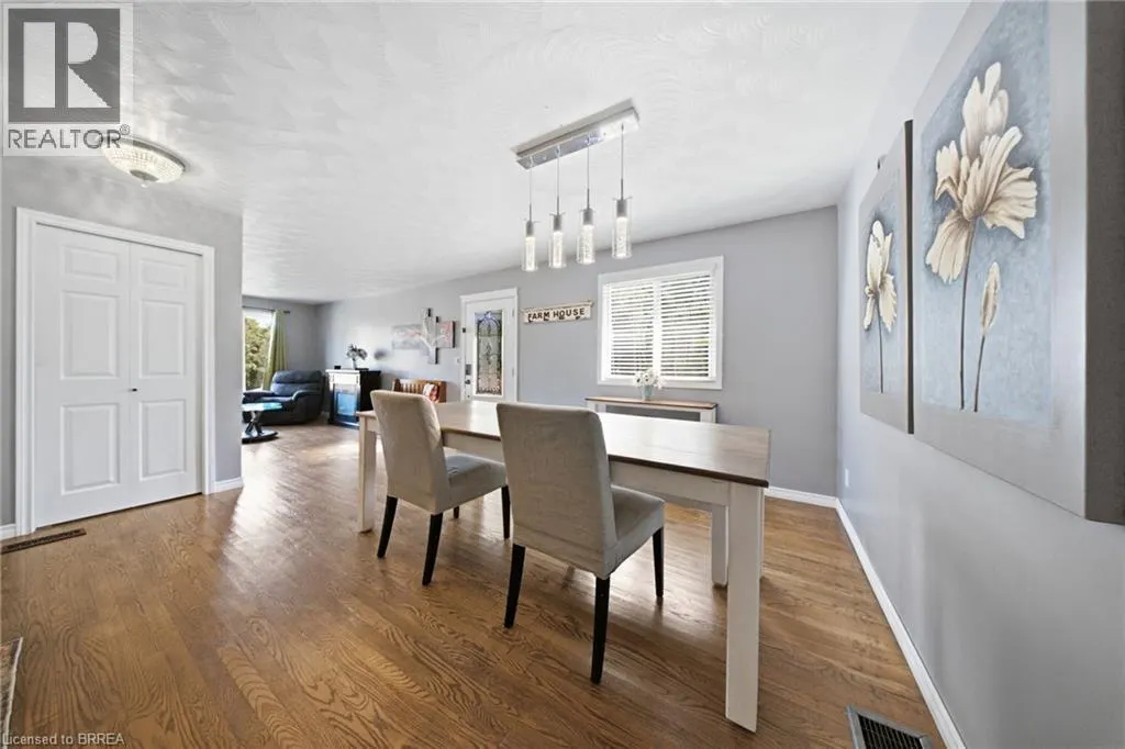 11 DUNDAS Street W