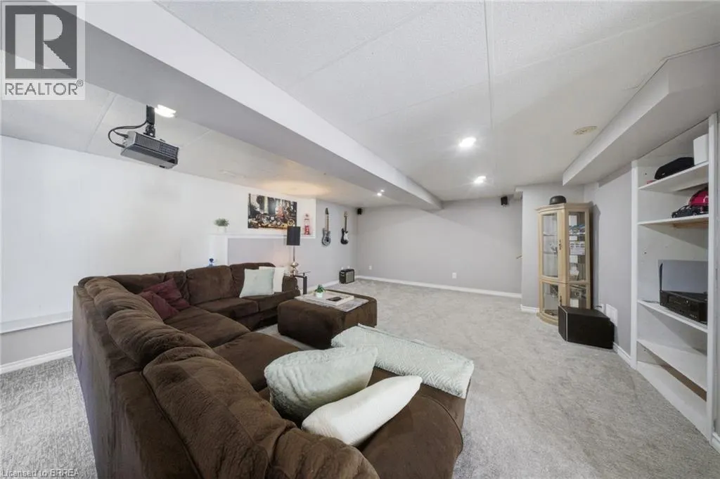 11 DUNDAS Street W
