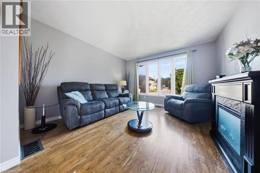 11 DUNDAS Street W