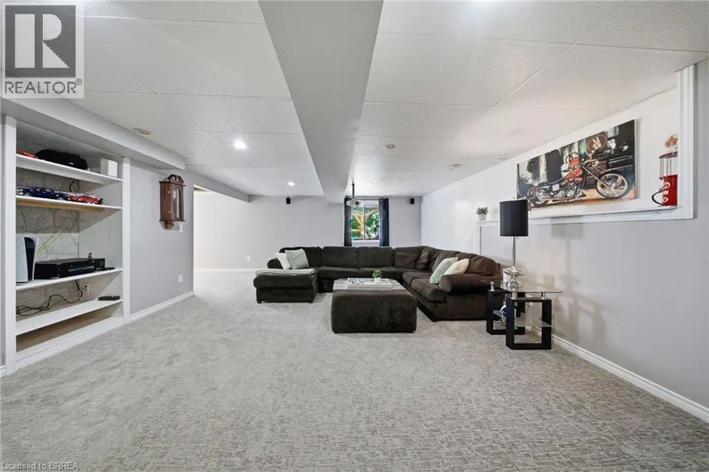 11 DUNDAS Street W